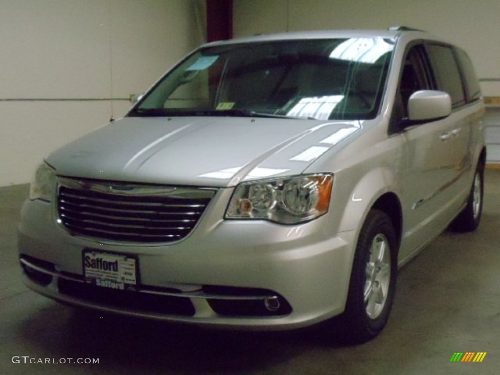 Bright Silver Metallic Chrysler Town & Country