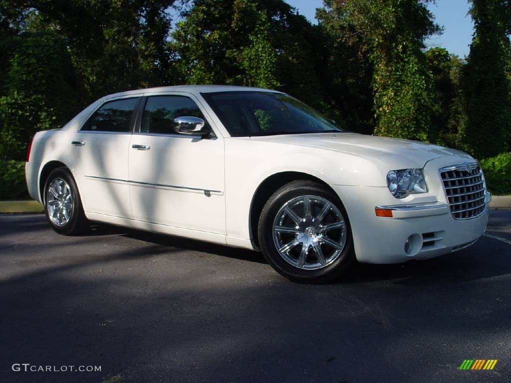 Cool Vanilla White Chrysler 300