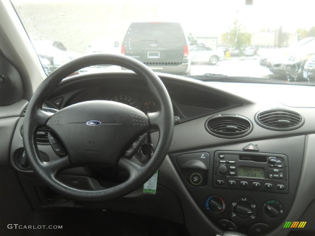 2000 Ford Focus SE Wagon Medium Graphite Dashboard Photo #55535429