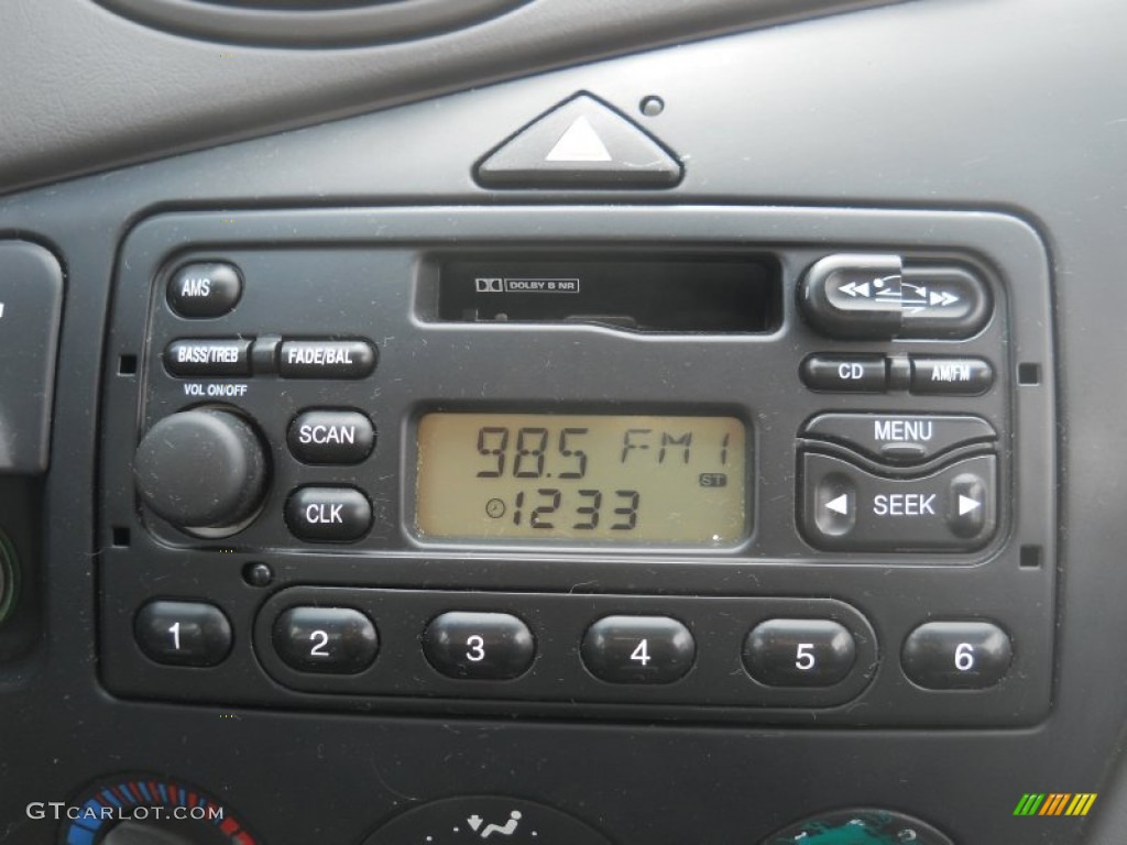 2000 Ford Focus SE Wagon Audio System Photos