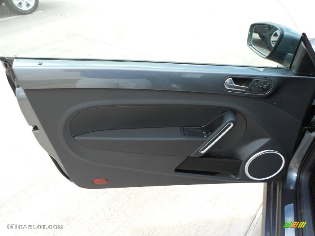 2012 Volkswagen Beetle 2.5L Titan Black Door Panel Photo #55543003