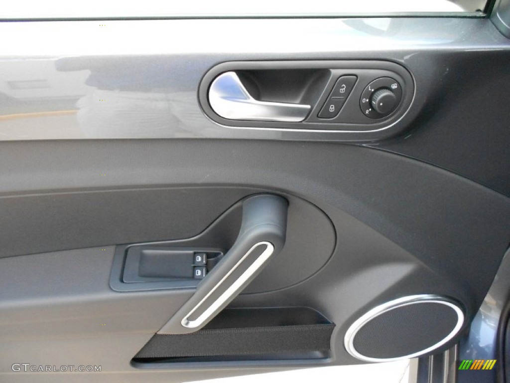 2012 Volkswagen Beetle 2.5L Titan Black Door Panel Photo #55543089