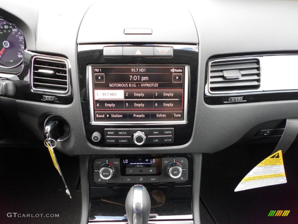 2012 Volkswagen Touareg TDI Sport 4XMotion Controls Photo #55544478