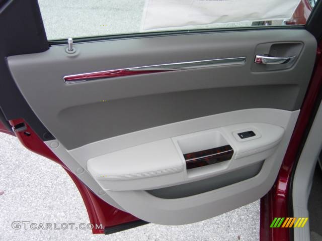 2008 300 C HEMI - Inferno Red Crystal Pearl / Dark Khaki/Light Graystone photo #28