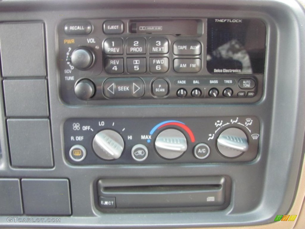 1995 Chevrolet Suburban K2500 4x4 Audio System Photo #55555554