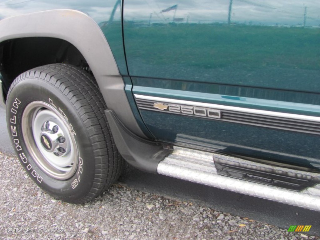 1995 Suburban K2500 4x4 - Forest Green Metallic / Beige photo #19