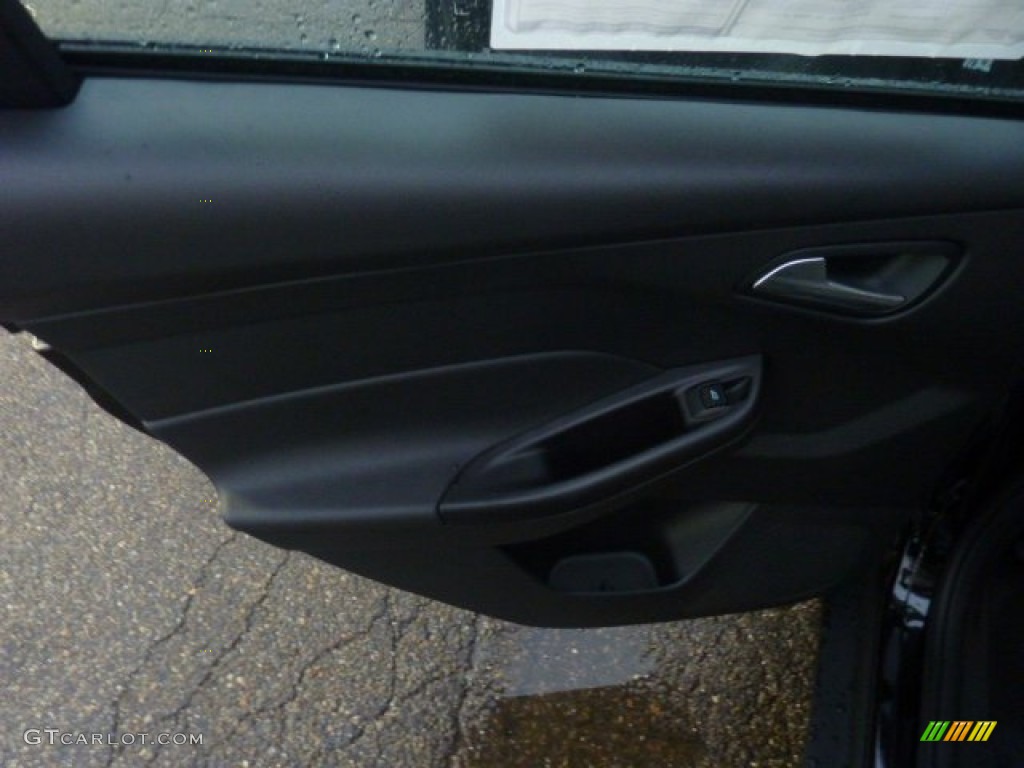 2012 Focus SE 5-Door - Black / Charcoal Black photo #13