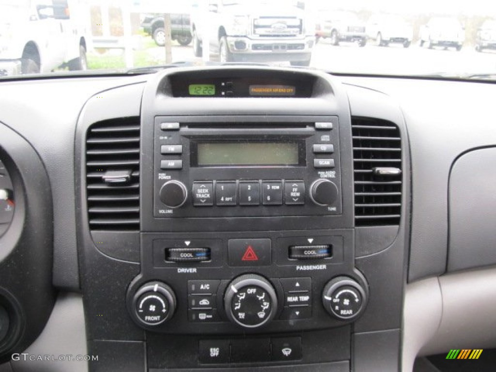2008 Kia Sedona LX Controls Photo #55561733