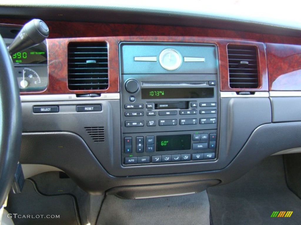 2003 Lincoln Town Car Executive Controls Photo #55562634