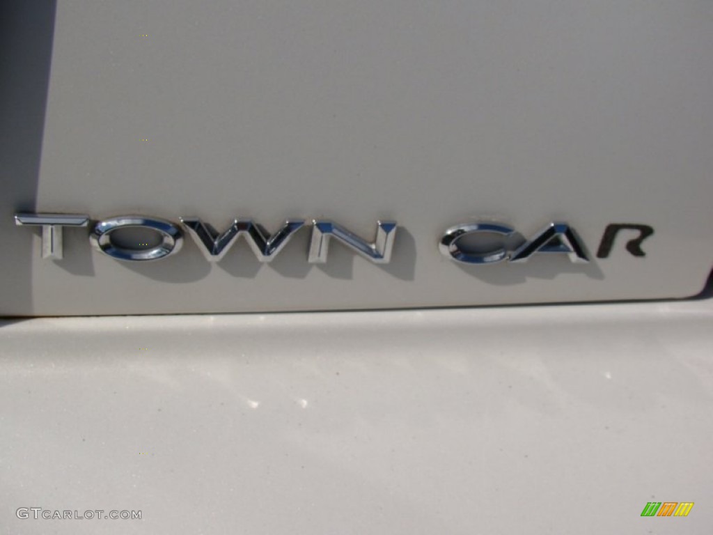 2003 Lincoln Town Car Executive Marks and Logos Photo #55562730
