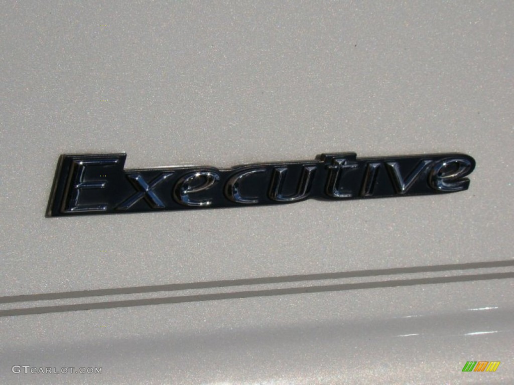 2003 Lincoln Town Car Executive Marks and Logos Photo #55562739