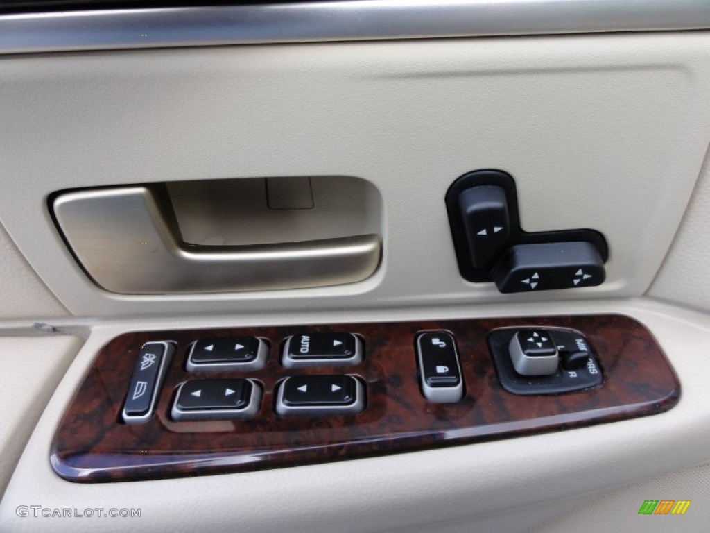 2006 Lincoln Town Car Signature Controls Photo #55565145
