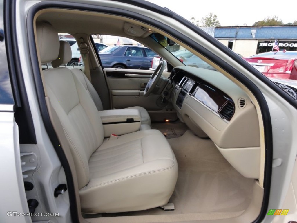 Light Camel Interior 2006 Lincoln Town Car Signature Photo #55565191