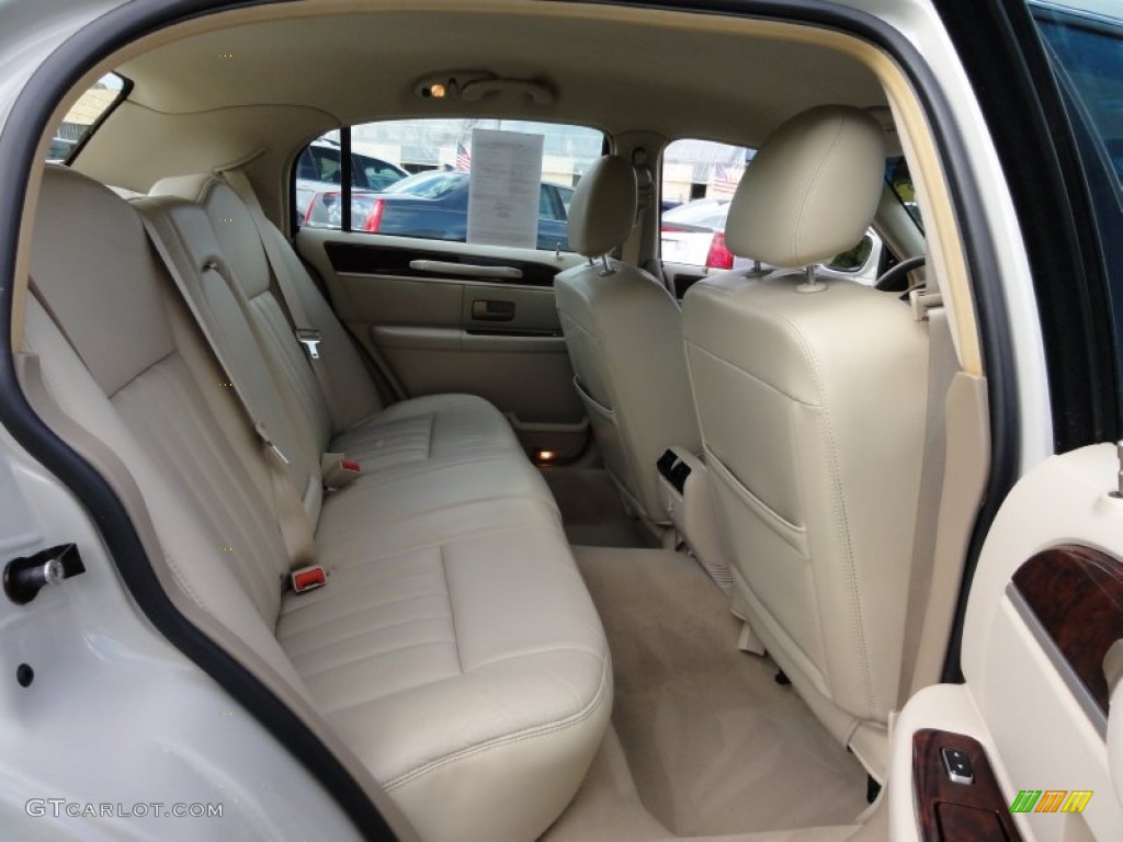 Light Camel Interior 2006 Lincoln Town Car Signature Photo #55565202