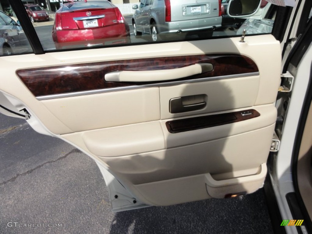 2006 Lincoln Town Car Signature Light Camel Door Panel Photo #55565224