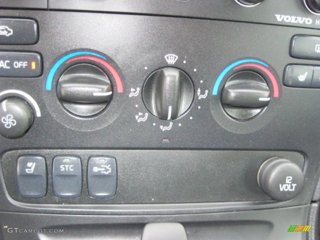 2004 Volvo S60 2.4 Controls Photo #55579764