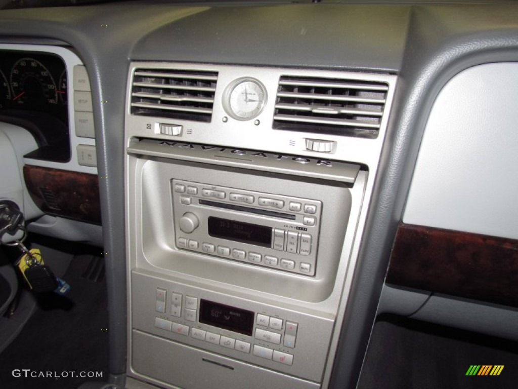 2005 Lincoln Navigator Luxury Controls Photo #55594565
