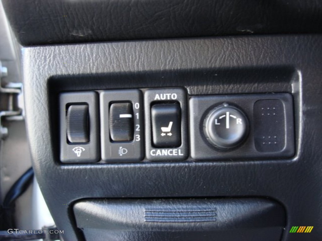 2002 Infiniti QX4 Standard QX4 Model Controls Photo #55599529