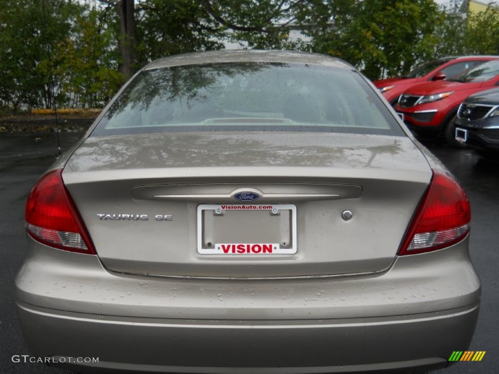 2005 Taurus SE - Arizona Beige Metallic / Medium/Dark Pebble photo #14