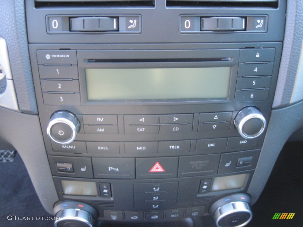 2010 Volkswagen Touareg VR6 FSI 4XMotion Controls Photo #55618878