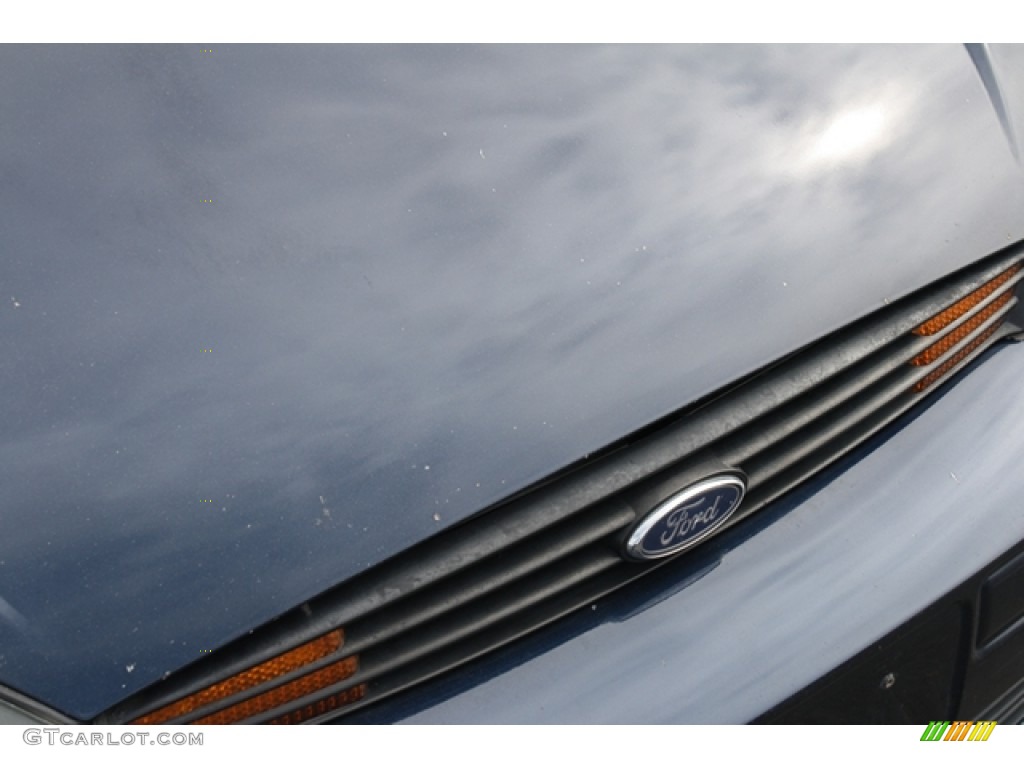2003 Focus SE Sedan - Twilight Blue Metallic / Medium Parchment photo #17