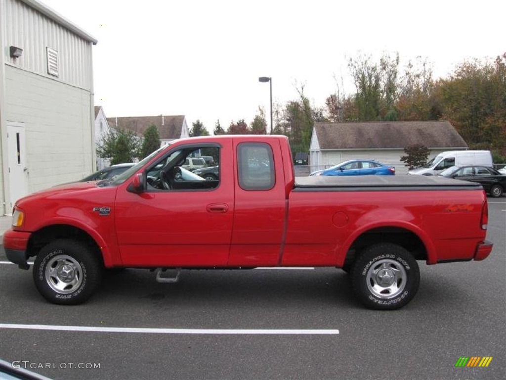 2000 F150 XL Extended Cab 4x4 - Bright Red / Medium Graphite photo #1