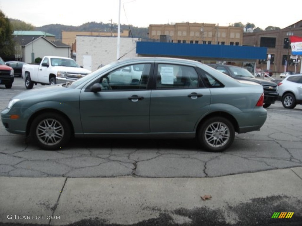 2005 Focus ZX4 SE Sedan - Light Tundra Metallic / Dark Flint/Light Flint photo #5