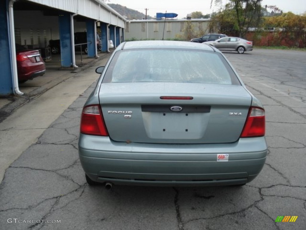 2005 Focus ZX4 SE Sedan - Light Tundra Metallic / Dark Flint/Light Flint photo #7