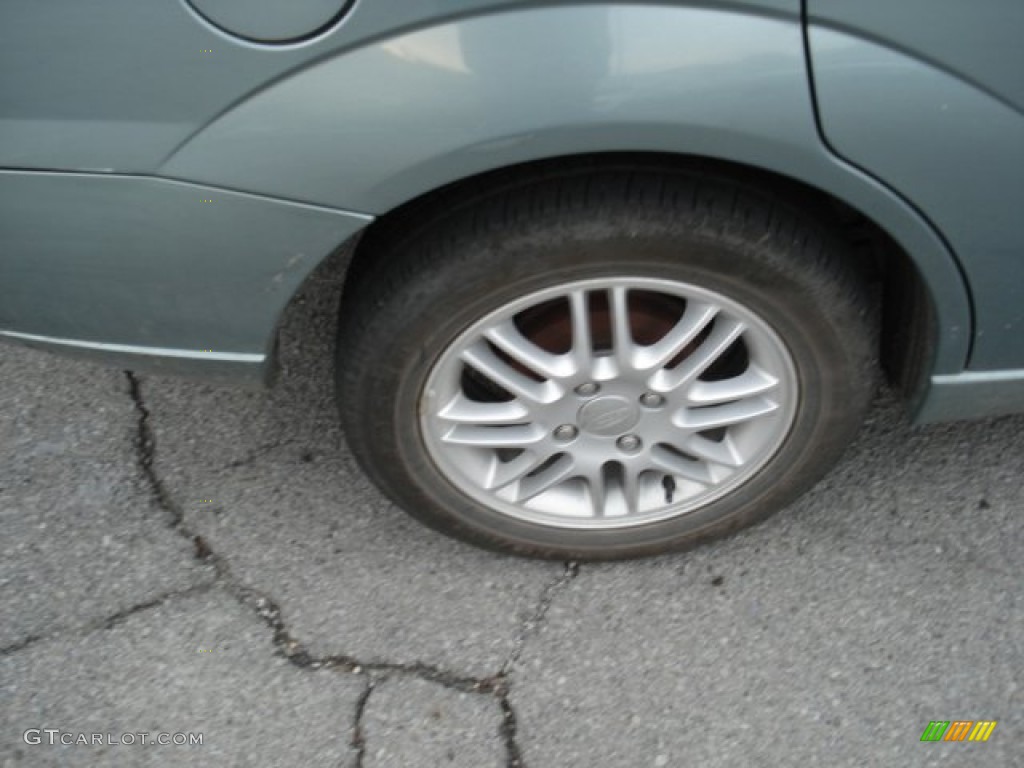 2005 Focus ZX4 SE Sedan - Light Tundra Metallic / Dark Flint/Light Flint photo #9