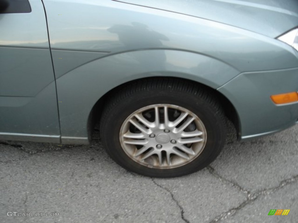 2005 Focus ZX4 SE Sedan - Light Tundra Metallic / Dark Flint/Light Flint photo #10