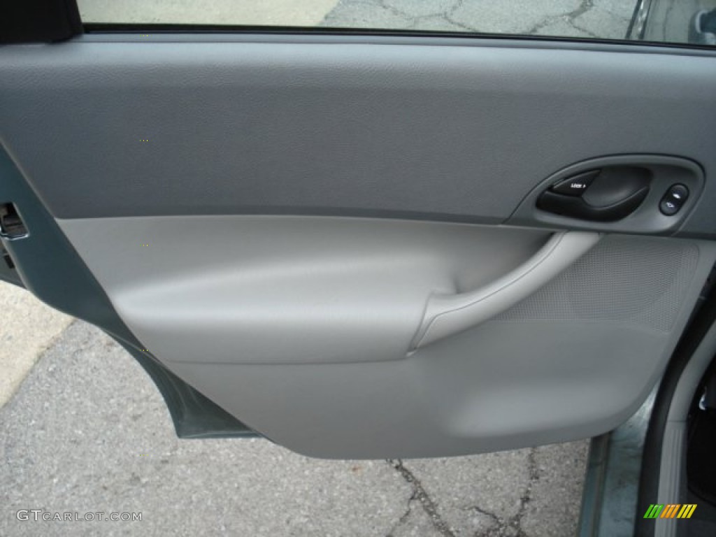 2005 Focus ZX4 SE Sedan - Light Tundra Metallic / Dark Flint/Light Flint photo #17