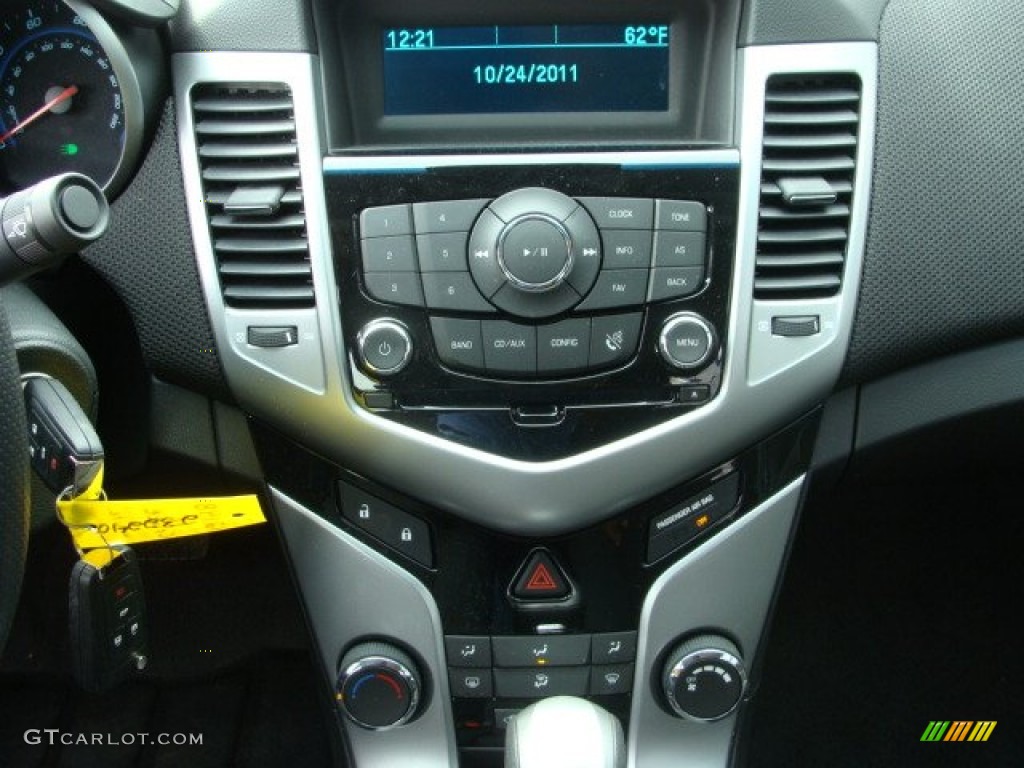 2011 Chevrolet Cruze LT Controls Photo #55631744