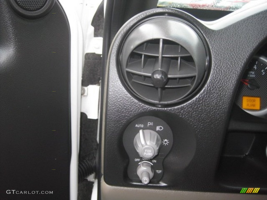 2004 Aztek AWD - Summit White / Dark Taupe photo #22