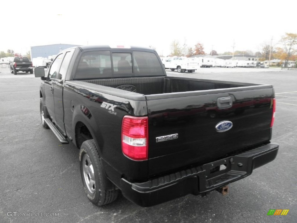 2005 F150 STX SuperCab 4x4 - Black / Medium Flint Grey photo #14