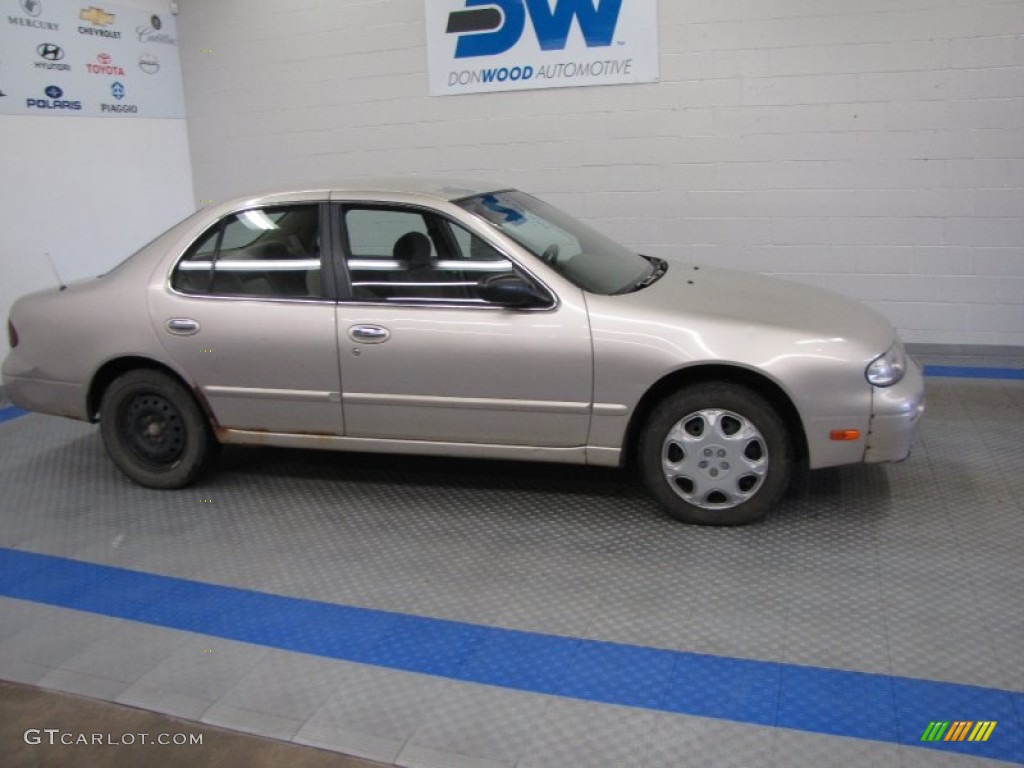 1996 Altima XE - Beige Pearl / Beige photo #3