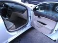 2009 Polar White Saturn Aura XR  photo #12