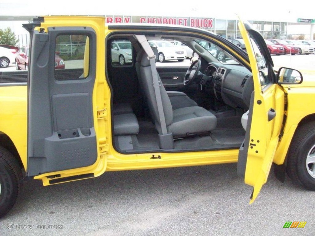 2006 Dakota SLT Club Cab - Solar Yellow / Medium Slate Gray photo #22