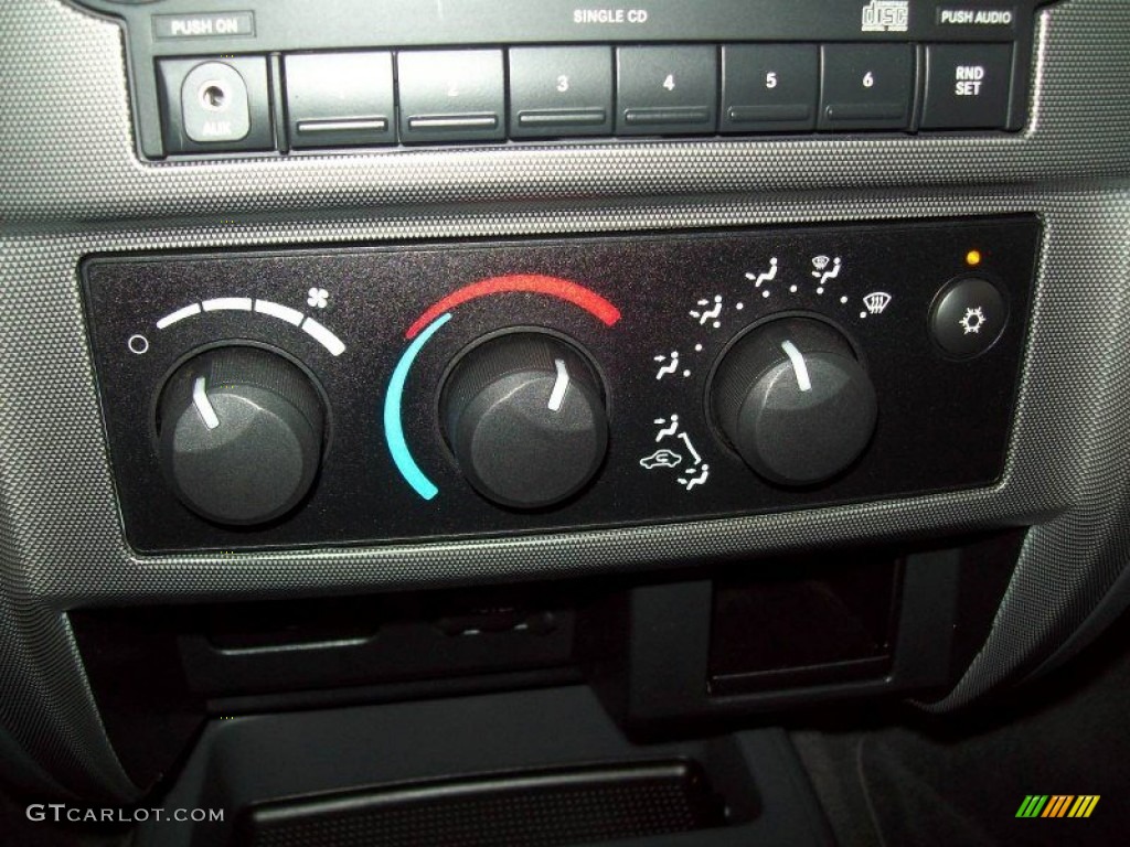 2006 Dodge Dakota SLT Club Cab Controls Photo #55754010