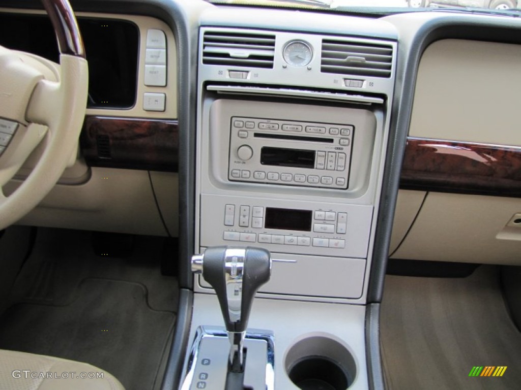 2005 Lincoln Navigator Luxury Controls Photo #55766512