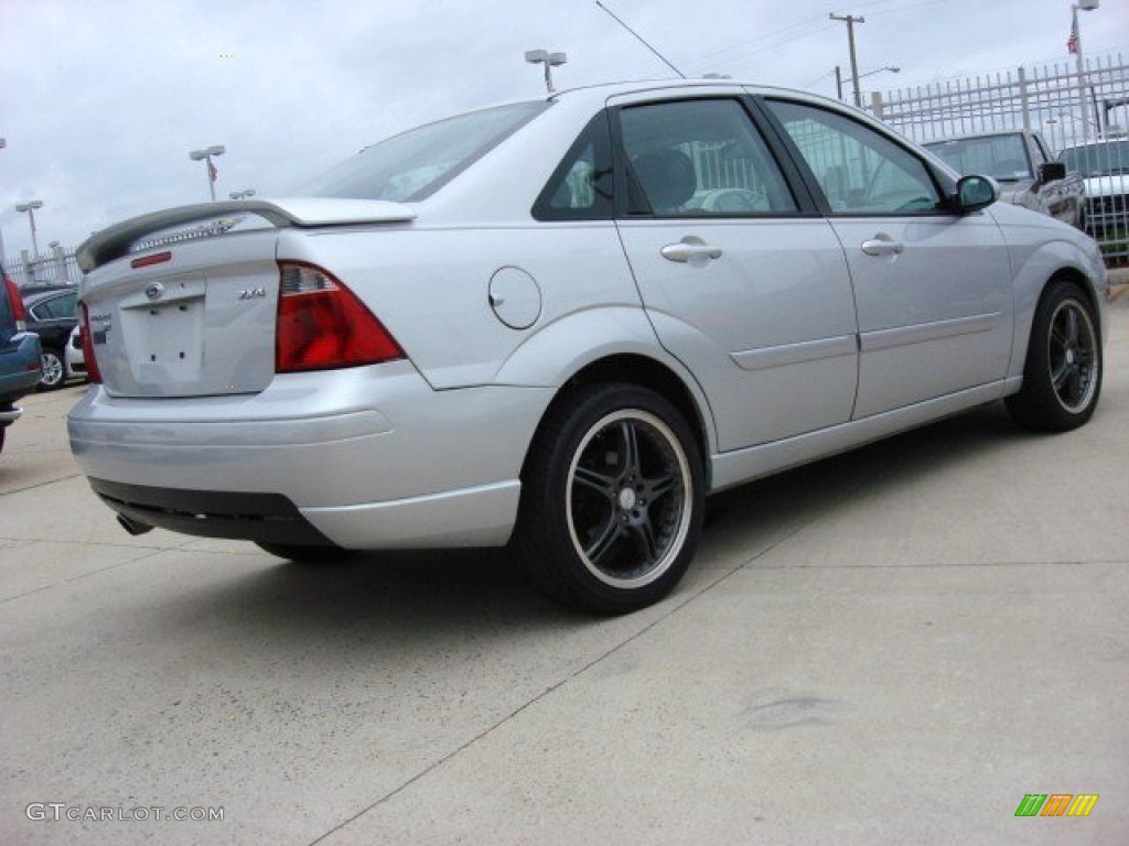 2005 Focus ZX4 ST Sedan - CD Silver Metallic / Charcoal/Charcoal photo #3