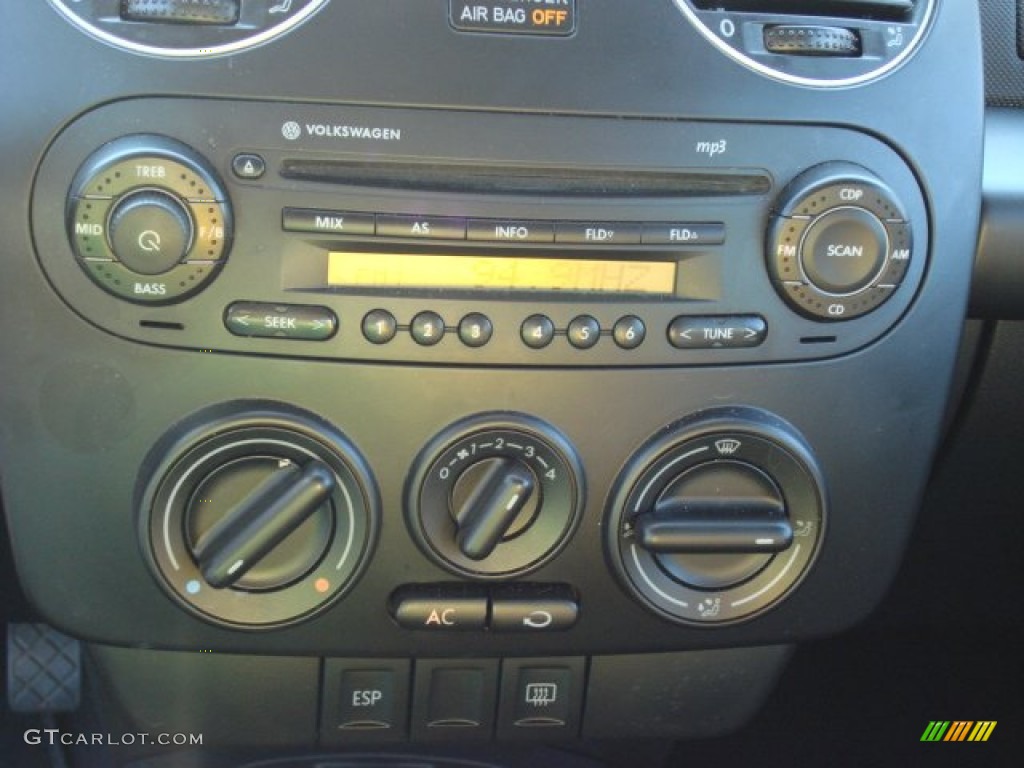 2010 Volkswagen New Beetle 2.5 Coupe Audio System Photo #55784141
