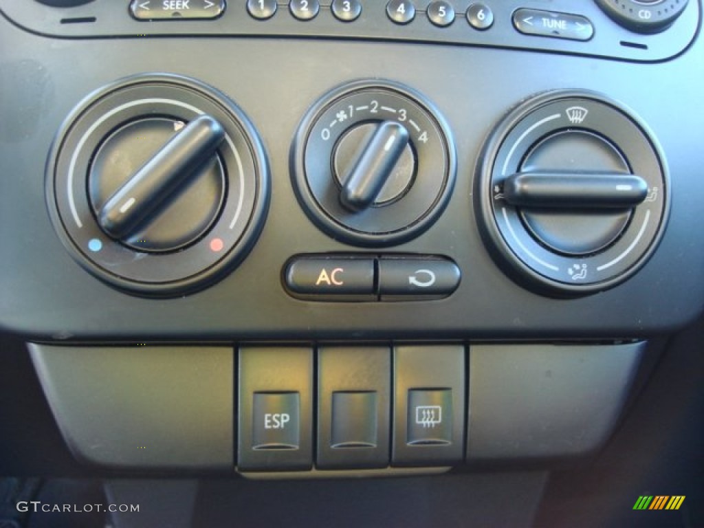 2010 Volkswagen New Beetle 2.5 Coupe Controls Photo #55784150