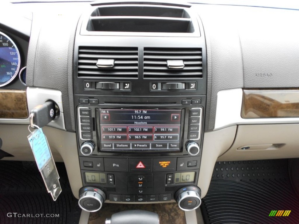 2010 Volkswagen Touareg TDI 4XMotion Controls Photos