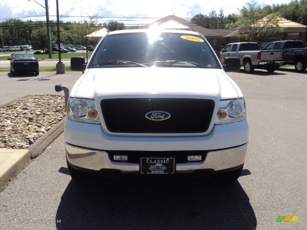 2005 F150 XLT SuperCrew - Oxford White / Medium Flint Grey photo #2