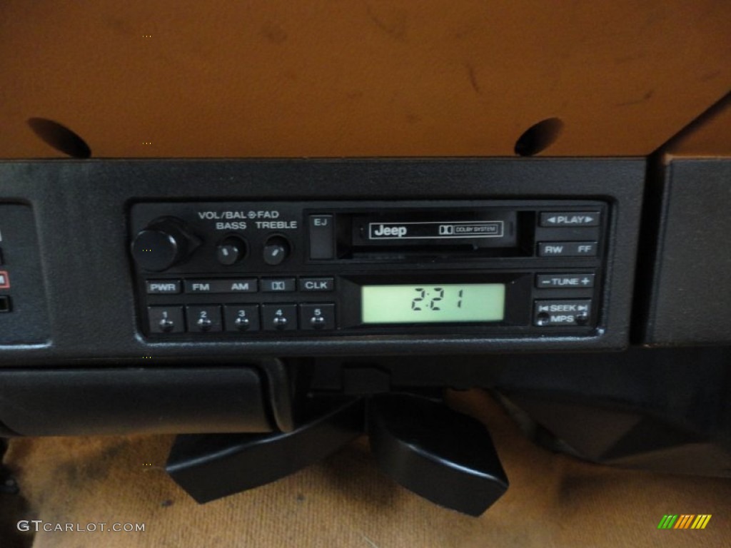 1995 Jeep Wrangler Rio Grande 4x4 Audio System Photo #55812050