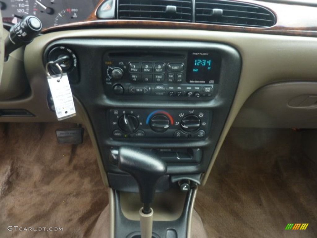 2000 Chevrolet Malibu LS Sedan Audio System Photos