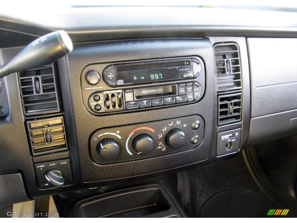 2004 Dodge Dakota SLT Club Cab 4x4 Audio System Photo #55863965