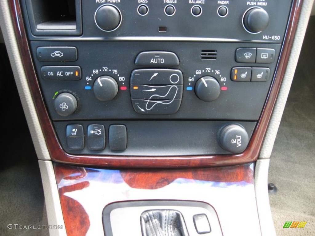 2005 Volvo S60 2.5T AWD Controls Photos