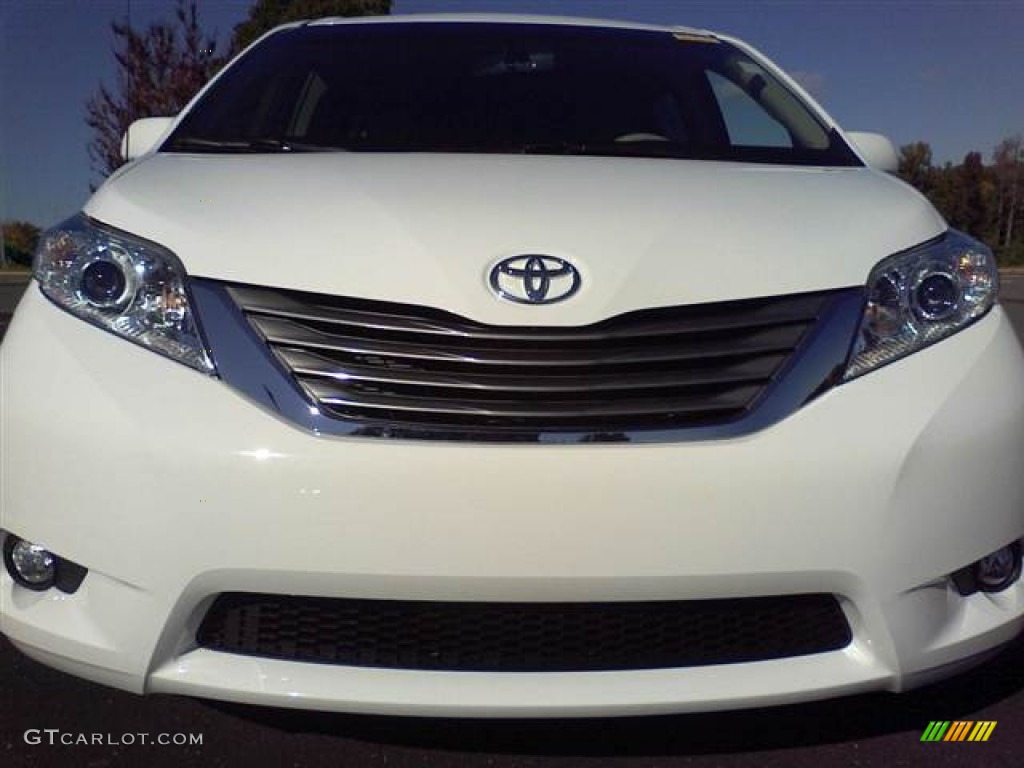 2011 Sienna XLE - Super White / Light Gray photo #2