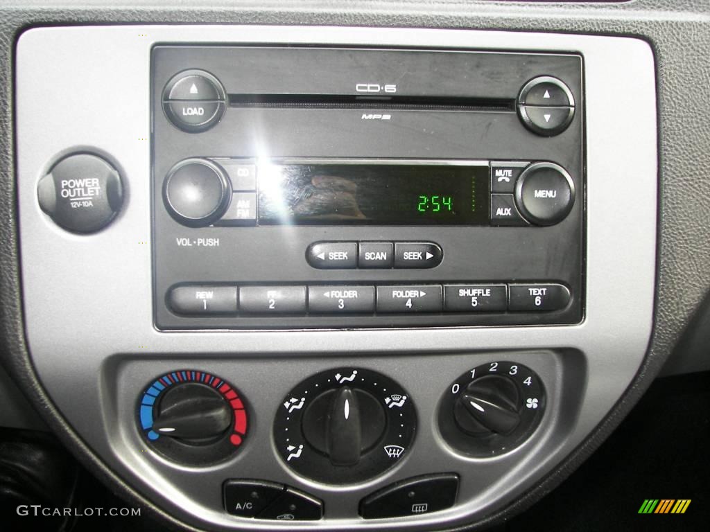 2007 Focus ZX3 SES Coupe - CD Silver Metallic / Charcoal/Light Flint photo #16